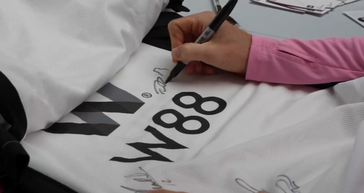 พิธีลงนาม เสื้อทีมเหย้าอย่างเป็นทางการ สโมสรฟุตบอลฟูแล่ม กับ W88